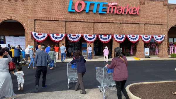 乐天广场超市在维吉尼亚州里士满市（Richmond, VA）的新店开张剪彩，场面热闹