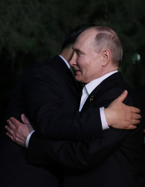 在俄罗斯国家通讯社卫星通讯社发布的这张合影中，俄罗斯总统弗拉基米尔·普京和中国国家主席习近平于 2024年5月16日在北京会谈后拥抱在一起。