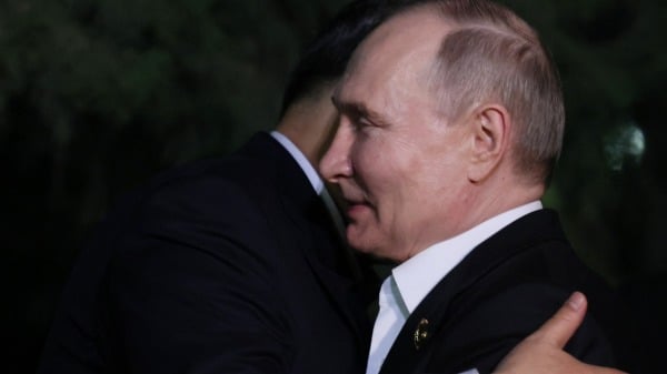 在俄羅斯國家通訊社衛星通訊社發佈的這張合影中，俄羅斯總統弗拉基米爾•普京和中國國家主席習近平於2024年5月16日在北京會談後擁抱在一起。