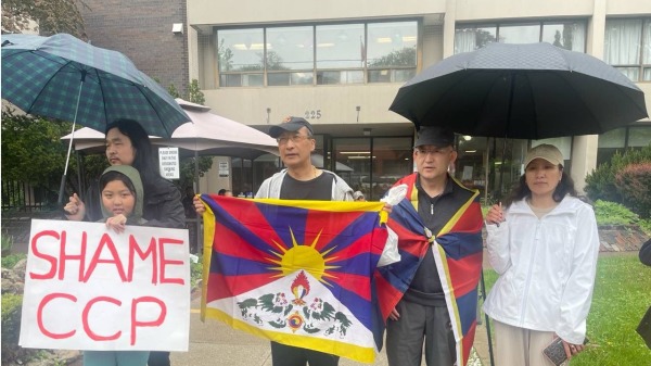 2024年5月17日，2024年5月17日是第11世班禪喇嘛根敦確吉尼瑪（Gedhun Choekyi Nyima）被中共綁架失蹤的29週年紀念日。多倫多藏青會在中共駐多倫多總領事館門前舉行抗議集會，中國民主黨加拿大委員會部分黨員和公民會代表到場聲援。左1為中國民主黨黨員劉岩，左2為中國民主黨黨員楊松（中國民主黨加拿大委員會提供）