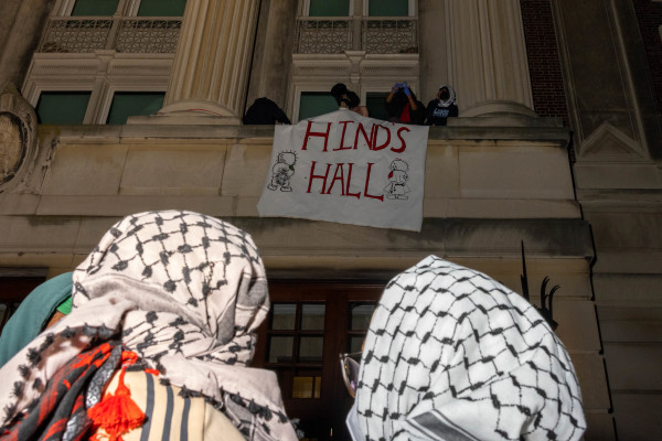 4月30日，哥倫比亞大學校園內支持巴勒斯坦的示威者在漢密爾頓大廳（Hamilton Hall）內設置路障時展示橫幅