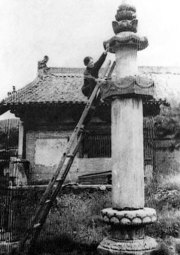 图为1937年，林徽因在五台山佛光寺测绘经幢时的工作照。 1937年，林徽因与梁思成及营造社同仁在山西五台山发现第一座唐代佛寺，佛光寺大殿。
