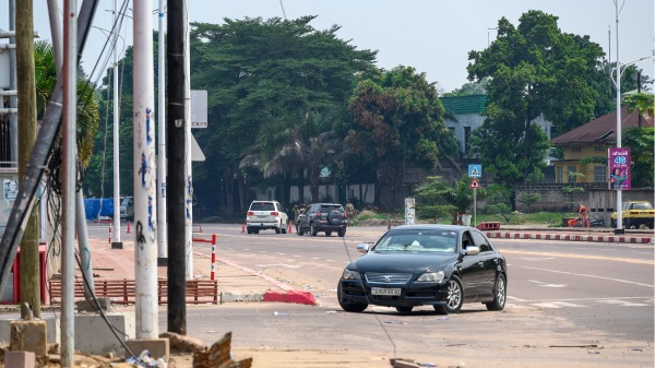 5月19日，民主剛果軍隊在金沙薩未遂政變現場指揮交通。