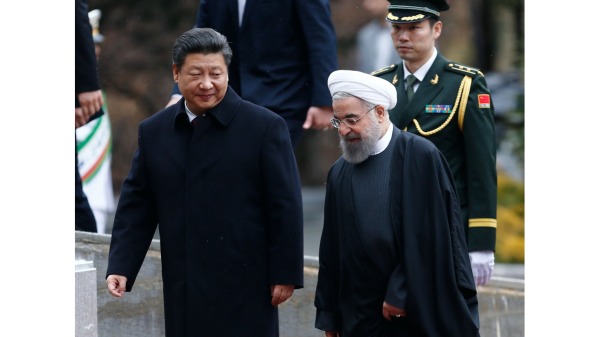 2016年1月23日，前伊朗总统哈桑．鲁哈尼和中国国家主席习近平（左）在首都德黑兰举行的欢迎仪式上走上红地毯。
