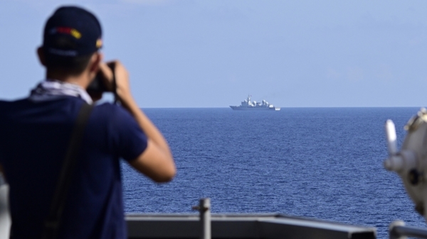 图为菲律宾海军拍摄中国军舰照片。