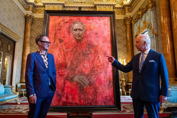查爾斯國王加冕後的第一張官方肖像被指「身陷煉獄」查理斯（右）與畫作創作者Jonathan Yeo。