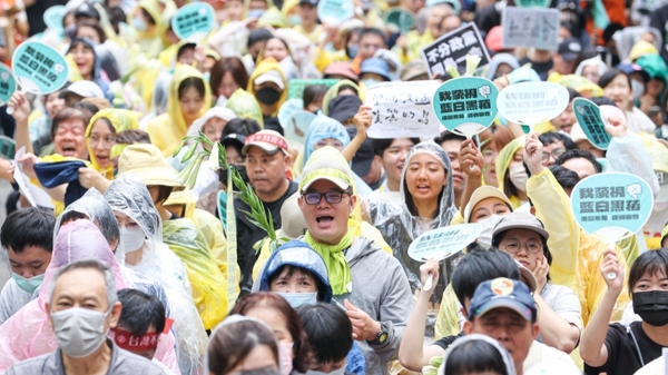 關切國會職權修法，5月24日，民眾立院外穿雨衣抗議。