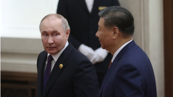 2024年5月16日，俄罗斯总统弗拉基米尔．普京（左）和中国国家主席习近平（右）在中国北京举行双边会晤后离开大厅。 