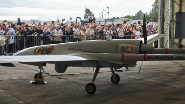2022年7月6日，一架土耳其Bayraktar TB2 战斗无人机在立陶宛希奥利艾的立陶宛空军基地举行的演示中展出。
