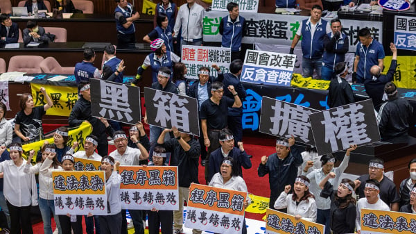 民进党立委抗议蓝白联手强行修法。（Getty Images）