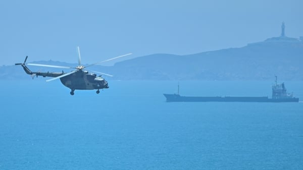 一架中国军用直升机飞越福建省平潭岛，这是中国大陆距离台湾最近的岛屿之一