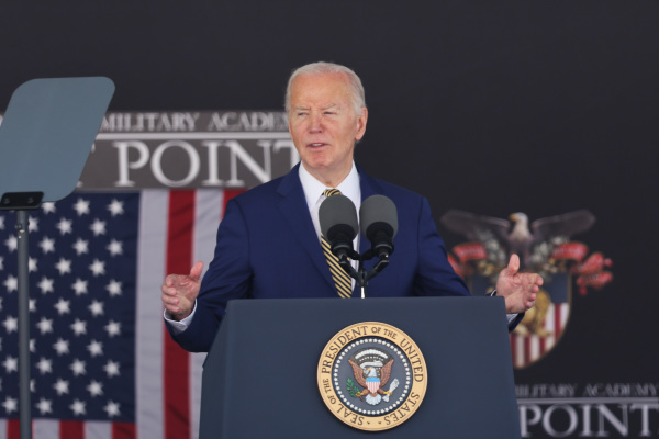 2024年5月25日，乔·拜登总统在纽约西点军校举行的西点军校毕业典礼上向2024届毕业生发表讲话。