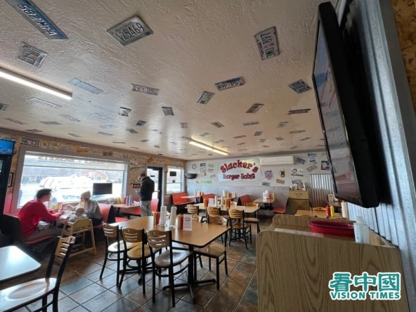 牆壁、天花上掛滿各地車牌的餐廳
