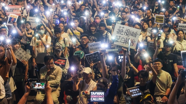 台湾立法院外5月24日从白天到黑夜都有大批民众聚集，共同抗议审查中的国会职权相关修法过于草率。