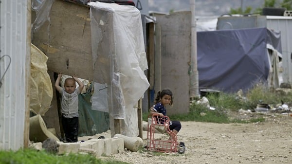 2024年5月20日，叙利亚儿童在黎巴嫩边境的阿卡（Akkar）北部地区难民营中玩耍。
