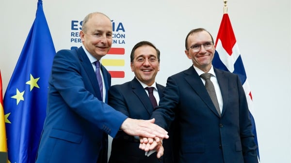 5月27日，西班牙外交大臣何塞・曼努埃尔・阿尔巴雷斯（中），挪威外交大臣埃斯佩・巴特・埃德（Espen Barth Eide）（右）和爱尔兰外交部长米歇尔・马丁（Micheal Martin）在联合新闻发布会上合影。