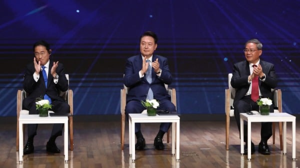 （由左至右）日本首相岸田文雄、韩国总统尹锡烈和中国国务院总理李强于 2024 年 5 月 27 日出席在首尔举行的韩国商工会议所举行的商业峰会。