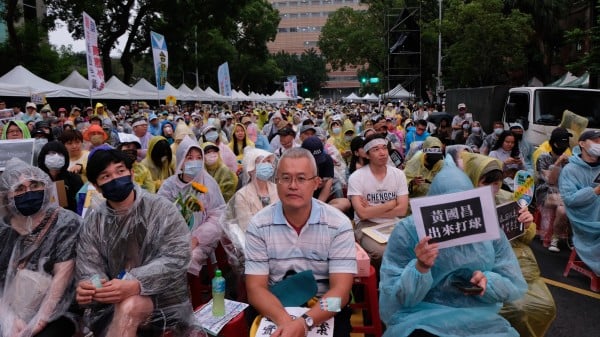 图为台湾民众冒雨参加5.28集会。（摄影：李彦霖/看中国）