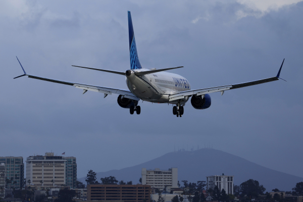 2024年3月31日，美國聯合航空公司一架波音737 MAX 8飛機飛抵聖地亞哥國際機場。