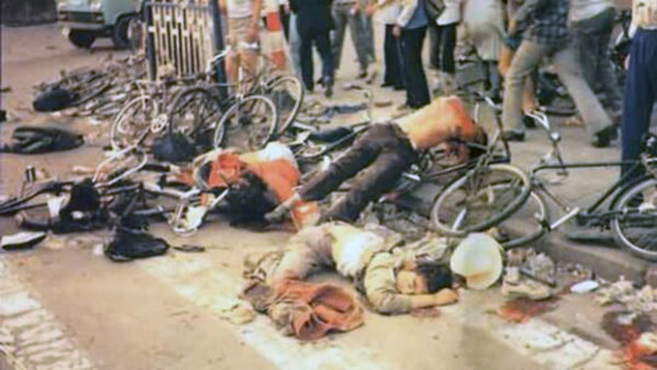 1989年6月4日早晨，六部口被坦克車碾壓而死的學生屍體