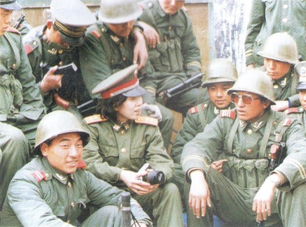 1989年3月，江林在西藏拉萨采访参加戒严的部队官兵。军报记者江志顺摄。 （江林提供）