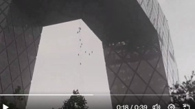 北京狂风骤雨央视大楼外“蜘蛛人”高空惊险飘荡(图)