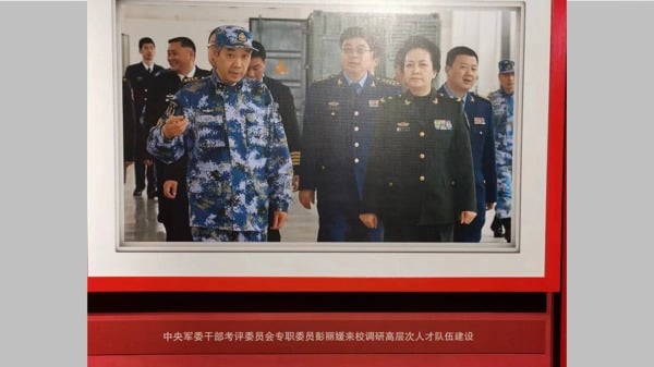 5月4日，社群媒體突然流出彭麗媛身穿軍裝視察軍事院校的照片，引發各界猜想。（網上圖片）
