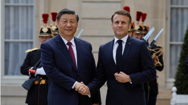 中国国家主席习近平访问法国，并与法国总统马克龙（右）在爱丽舍宫合影。（图片来源：Kiran Ridley/Getty Images ）