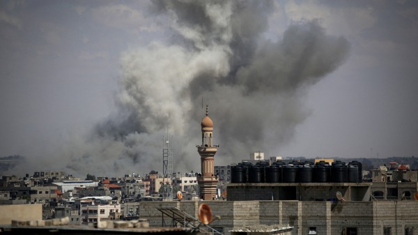 5月6日，加沙地帶邊境口岸拉法東部城區遭受轟炸後濃煙滾滾。
