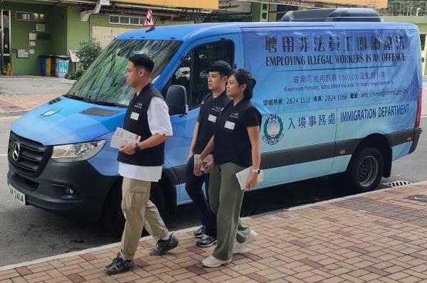 香港入境事務處6日在大埔區展開反非法勞工行動，拘捕5名從事裝修行業的非法勞工及一名涉嫌聘用非法勞工的僱主。（香港政府新聞處）