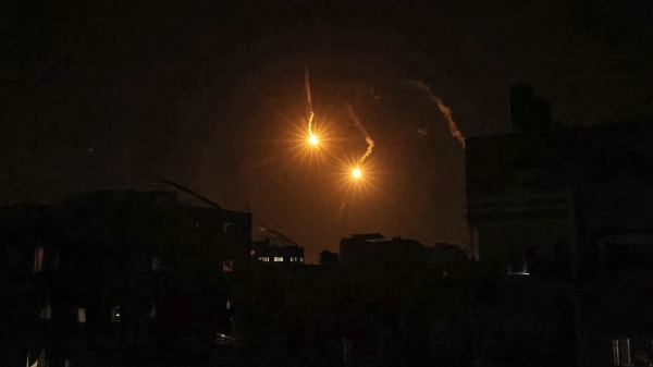 5月7日，以色列与哈马斯在加沙地带持续交火，以色列军队在拉法上空发射照明弹。