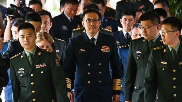 5月31日，中共国防部长董军（中）与美国国防部长奥斯汀举行双边会谈后离场。