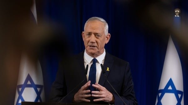 在以色列特拉维夫举行的新闻发布会上，以色列前总参谋长甘茨宣布退出战时内阁。