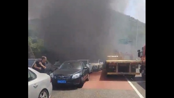北京平谷高速隧道冒出滚滚浓烟民众弃车逃离(组图)