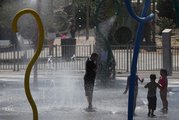 6月5日，热浪袭击亚利桑那州梅萨，孩子们在公园喷水池内玩耍