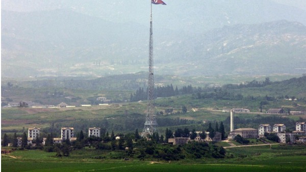 2006年7月7日，从非军事区 (DMZ) 南侧的坡州看去，一面朝鲜国旗飘扬在朝鲜边境村庄机正洞上空。