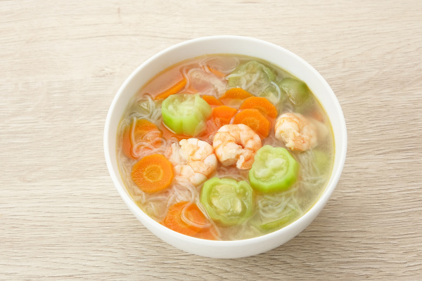 細白粉絲滑嫩爽口，吸收鮮蝦和蔬菜湯汁後更加美味。