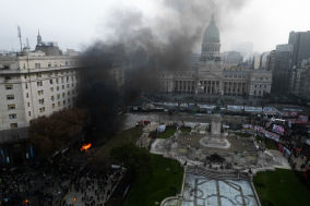 阿根廷首都爆发激烈冲突一度沦为“战场” (图)