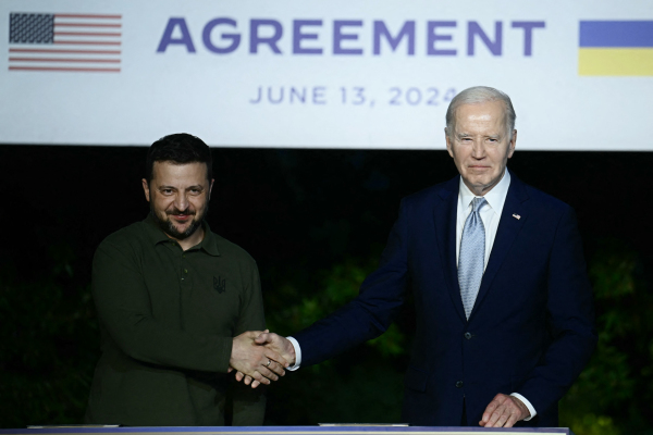 2024 年 6 月 13 日，美國總統拜登和烏克蘭總統澤連斯基簽署了一項為期十年的雙邊安全協議 (
