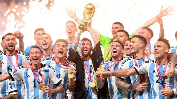 梅西曾带领阿根廷国家队在2021年美洲杯（Copa America）和2022年世界杯（World Cup）拿下冠军。