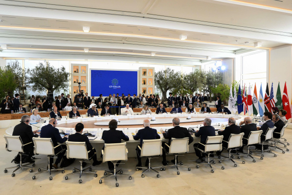 2024年6月14日，七國集團領導人、教宗方濟各和嘉賓在義大利舉行G7峰會會議。