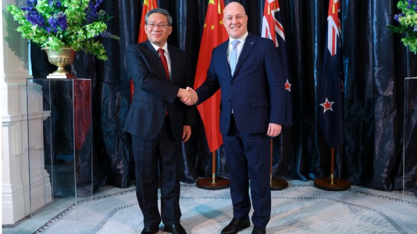 2024年6月13日，中国总理李强和新西兰总理克里斯托弗卢克森于在新西兰惠灵顿总督府会面前合影留念。