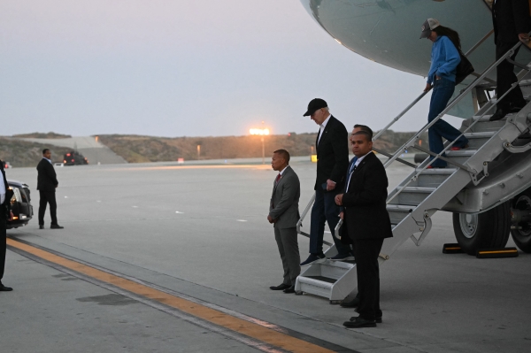 2024年6月15日，美国总统拜登抵达洛杉矶国际机场，后参加竞选筹款活动。