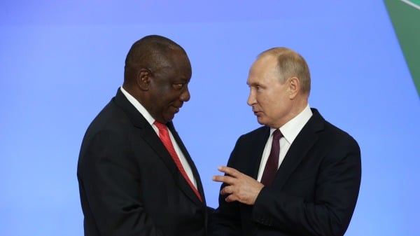 俄羅斯總統普京與南非總統拉馬福薩交談。