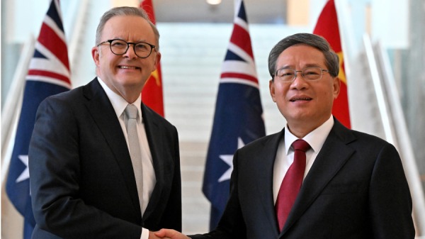 2024年6月17日，澳洲总理安东尼．阿尔巴内塞（左）在坎培拉国会大厦与中国总理李强握手。