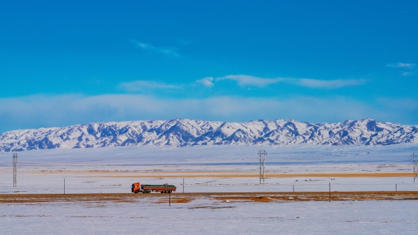 图为：新疆维吾尔自治区的公路、雪山和冬季雪景。