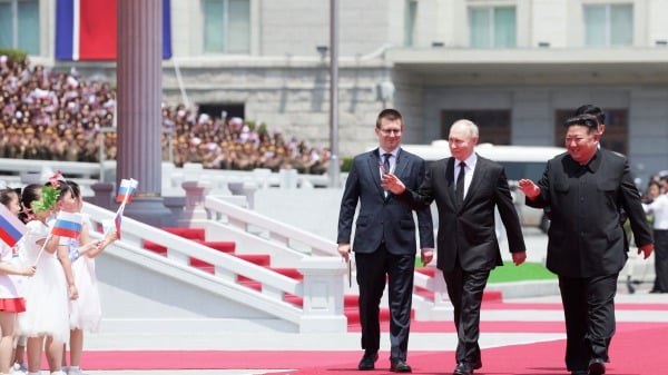 6月19日，俄罗斯总统普京与朝鲜最高领导人金正恩在平壤金日成广场举行的欢迎仪式。