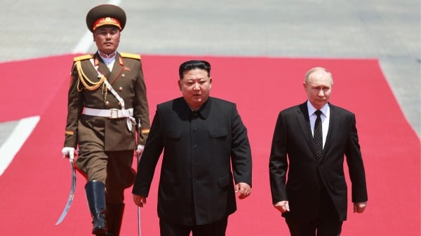 6月19日，俄羅斯總統普京與朝鮮最高領導人金正恩在平壤金日成廣場舉行的歡迎儀式。
