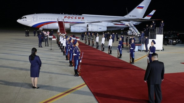 2024年6月19日早些时候，朝鲜领导人金正恩（右）在普京抵达平壤机场时举行欢迎仪式，在停机坪上等待俄罗斯总统弗拉基米尔普京。