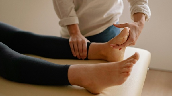 在瑜伽或健身操课程中，拉后脚跟腱是必备动作之一，